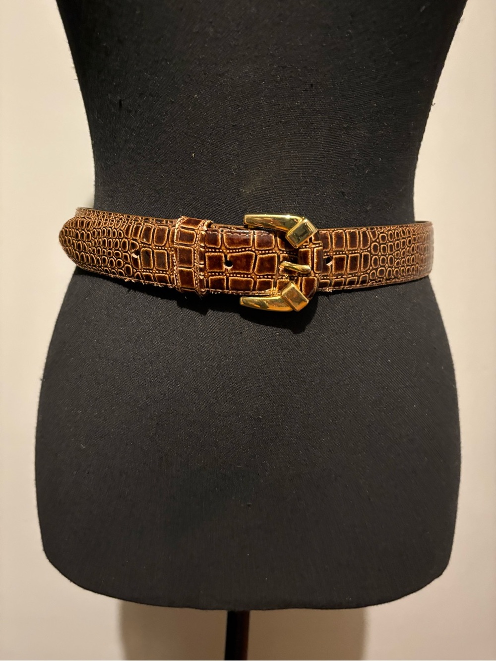 Crown Pacific Croc-Embossed Brown Leather Belt with Gold Buckle Size Small.